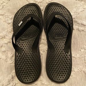 Size 8 Nike flip flops